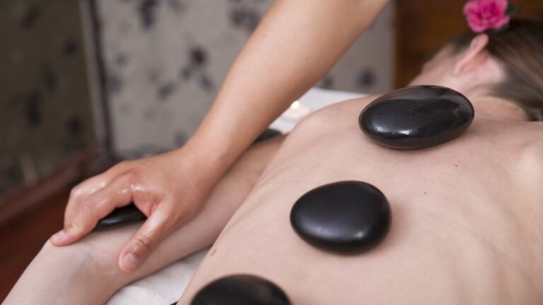Massagem com pedras quentes: quando vale a pena apostar no calor terapêutico