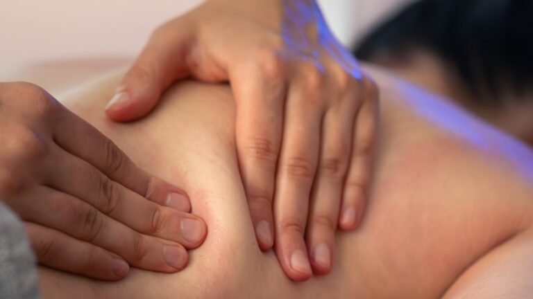 Massagem revigorante: como unir relaxamento e leveza corporal no mesmo cuidado
