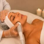 Peeling de diamante facial em ambiente de estética e cuidado com a pele